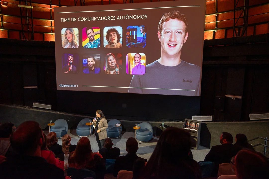 Gisele apresenta conteúdo sobre marketing digital em um evento